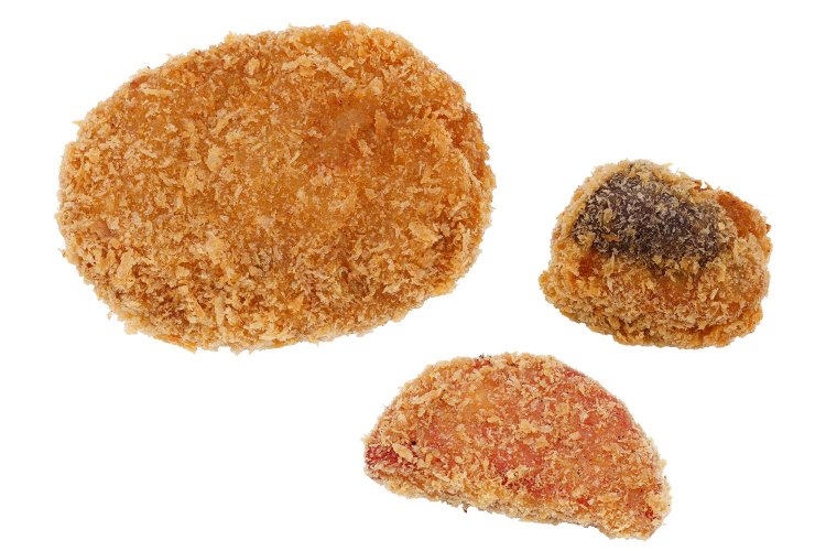 左から、大人気のメンチカツ194円、ハムカツ194円、ナス肉詰めフライ102円。