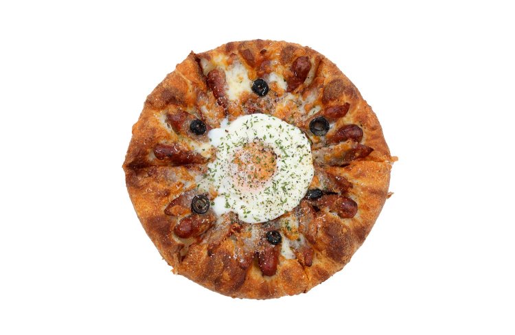 ソーセージたっぷりのビスマルク（Sサイズ）1580円。「半熟卵とパルメジャーノチーズの相性がたまらないぜ！　自家製の骨付きブルストもイチオシだ！」（北口レッド）。