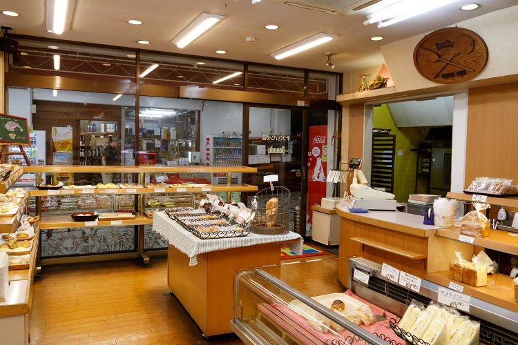 「たくさん種類があって選びきれないくらいだよ！　バターたっぷりのクイニーアマンがお気に入り！」（むっさイエロー）。