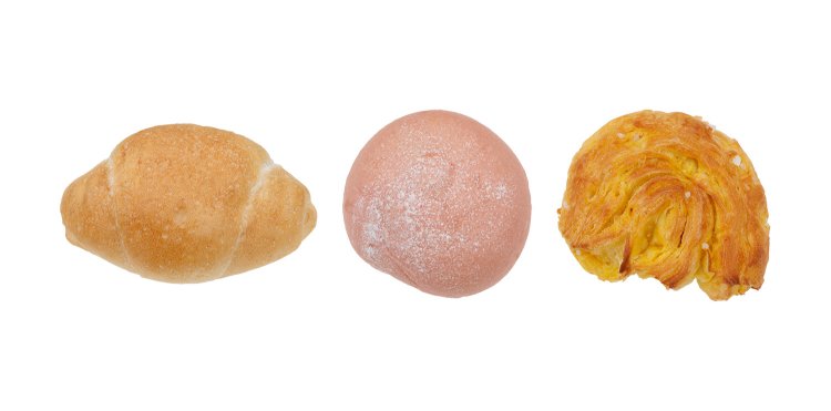 左から、塩パン95円、白桃大福パン195円、ゴールドデニッシュ120円。サンドイッチ系も豊富だ。