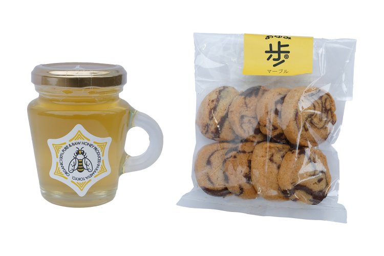 左から『かめや』の国立産はちみつ1800円、小平市『歩（あゆみ）』のクッキー450円。