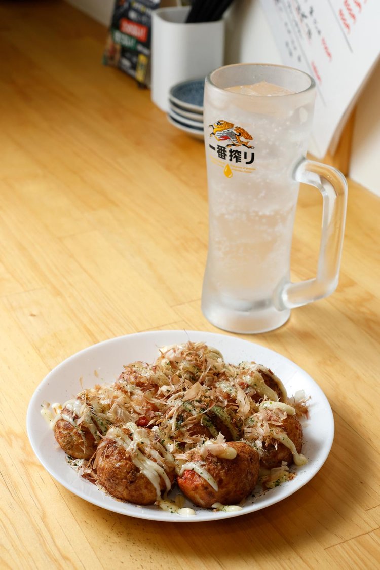 タコ焼き（塩マヨ）650円とタコハイ450円。