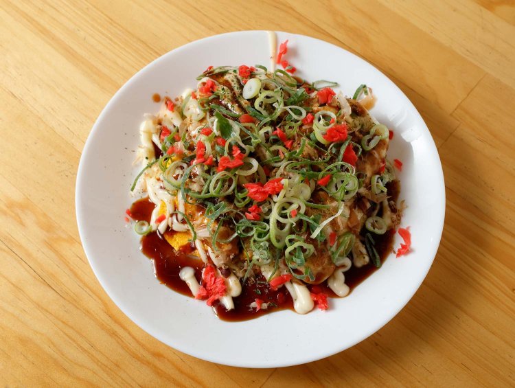 オムチーズタコ焼き520円。「タコ焼きは全部で7種類もあって、おつまみもおいしい！　テイクアウトもできちゃいますよ！」（ダイヤブルー）。