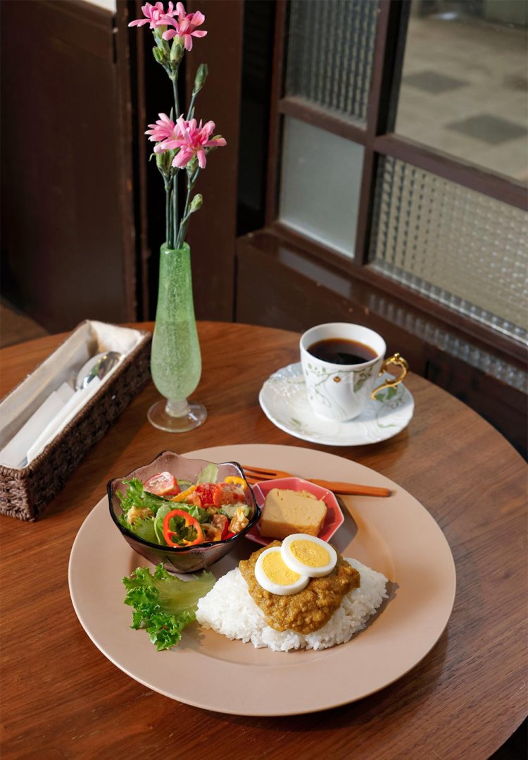 ブレンドコーヒーの夜更け（深煎り）500円、油不使用のチキンキーマカレー850円（セットでコーヒー300円）。