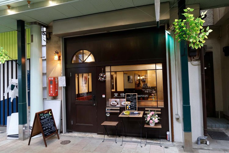 「土曜日限定でメニューに登場する店主こだわりの日本酒飲み比べセットもおいしいらしいぞ！」（ダイヤブルー）。