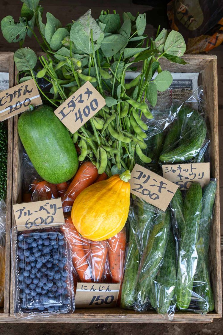 その日収穫した野菜・果実が並ぶ。