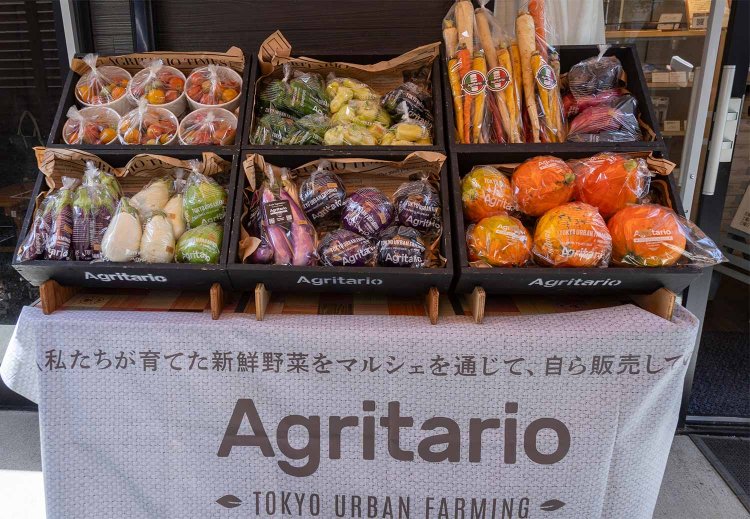 『Allemande Hiro』での販売風景。お客さんの期待感や認知度を高めるためブランドロゴのシールを貼る。