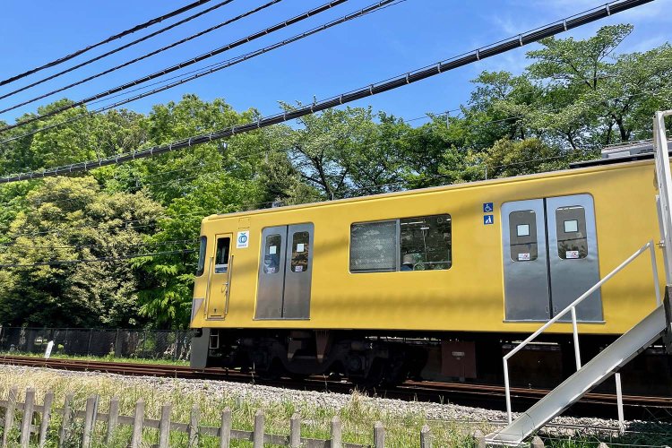 鷹の台駅付近。西武車両はやはり、黄色が好み……。