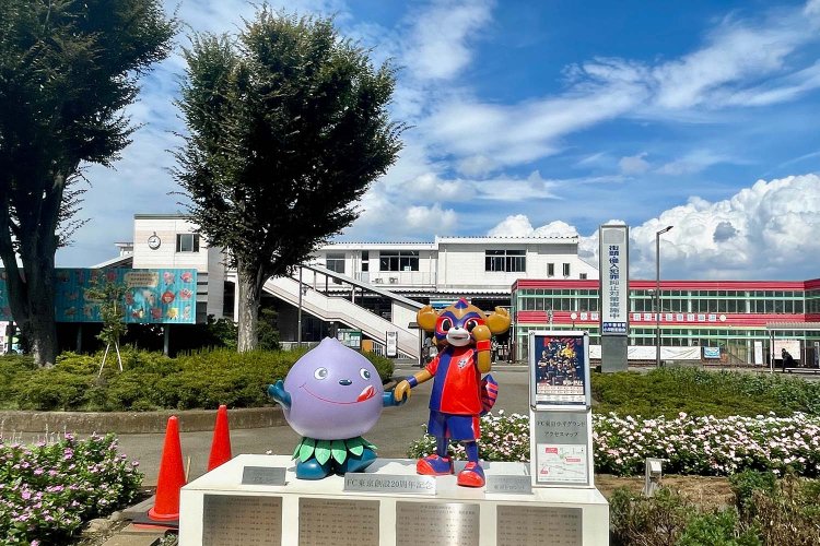 小平駅南口。名産・ブルーベリーのゆるキャラ「ぶるべー」と、練習場のあるFC東京のマスコット「東京ドロンパ」の像が。