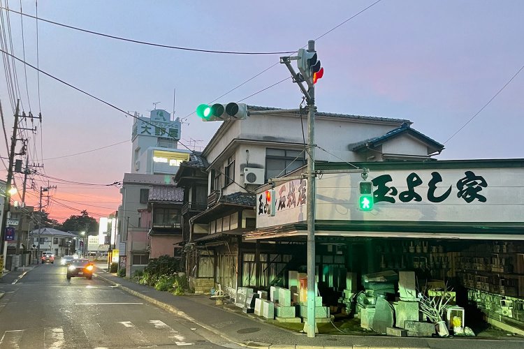 墓石の石材や、お参り用の手桶などを並べた店が並ぶ。