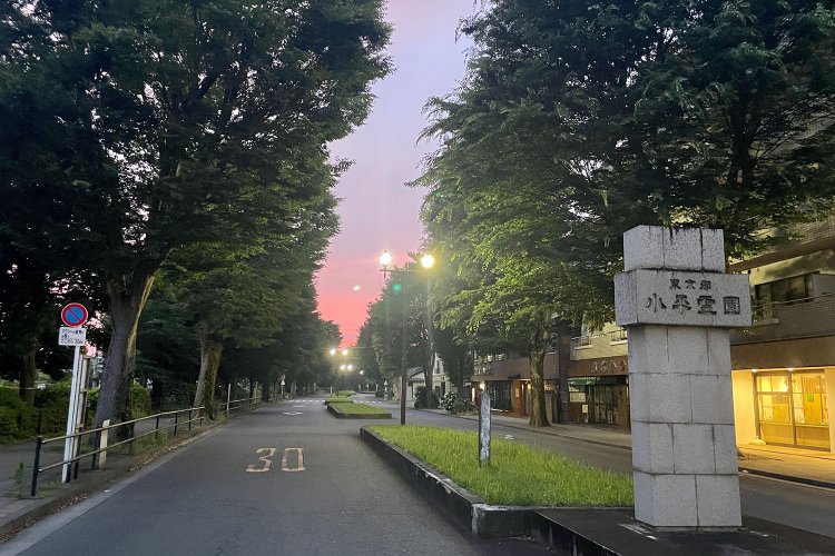 たそがれの小平霊園・正門。実は小平・東村山・東久留米の3市にまたがる広さ。
