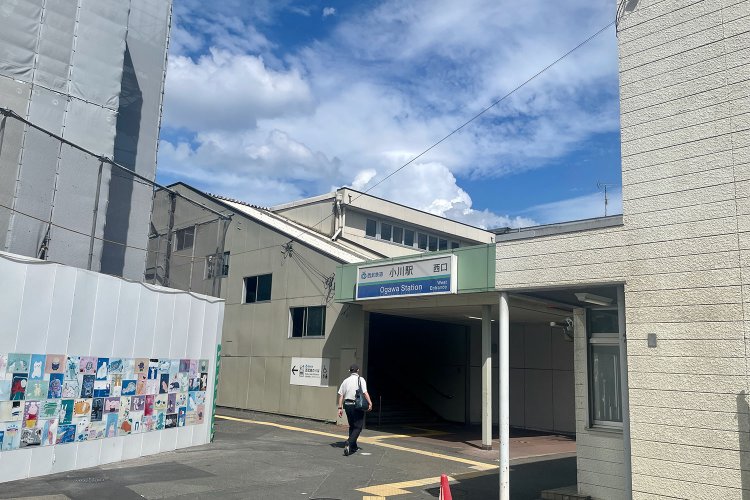 小川駅西口。手前に、工事の覆いが目立つ。