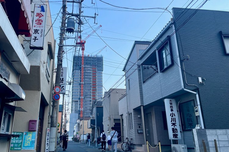 伸びゆくアトラスタワー。余談だが、手前の袖看板にある「吟雪」は、かつて武蔵村山市にあった酒蔵のもの。今はもうない銘柄です。