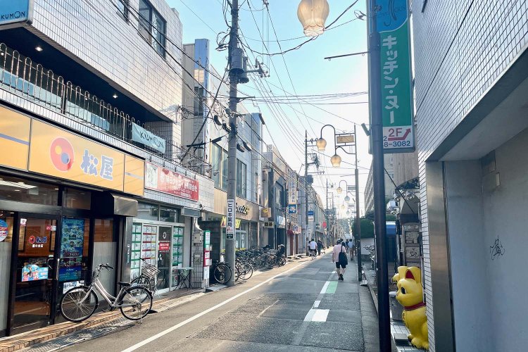 鷹の台駅前の商店街。