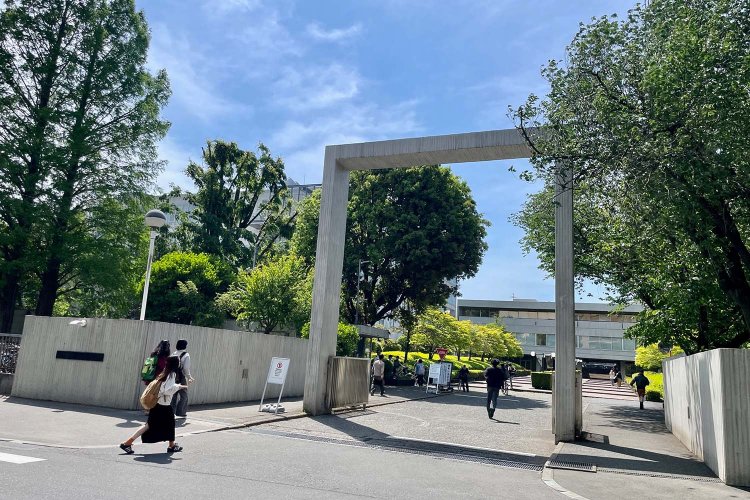 武蔵野美術大学の正門。