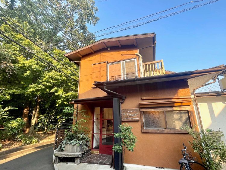 キャラメル色の建物。1・2階まとめて「Zoeee（ゾーイー）」という名前がついています。