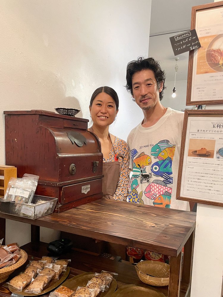 玉利愉生さん（左）と、玉利高久さん。ヴィンテージな木製レジも必見。