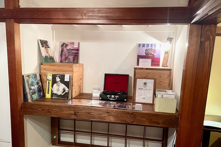 国立市を拠点に活動中のDJ「何何レコード」さんが選んだ音源のポップアップコーナーも、なじんでいます。