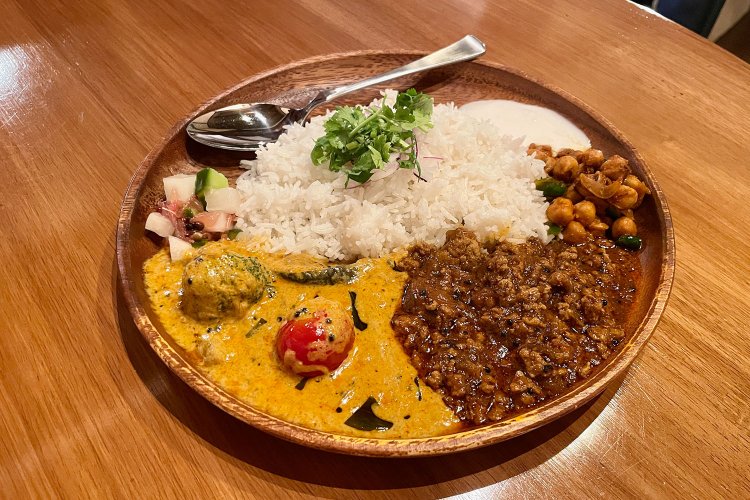 インドカレーのプレート2種盛り1300円。期間により、ネパールカレーのダルバート（定食風）スタイルにもなるそう。