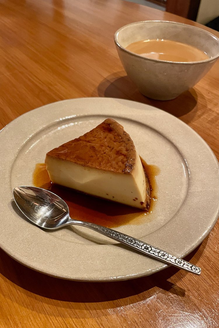 喫茶店のかためのプリン550円、ホットチャイ550円。