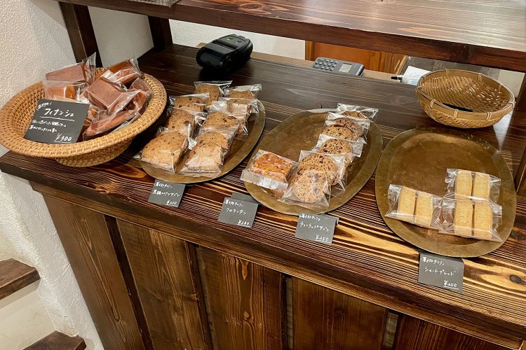 レジ前では、焼き菓子の販売も。この日はフロランタン、ショートブレッドなど。