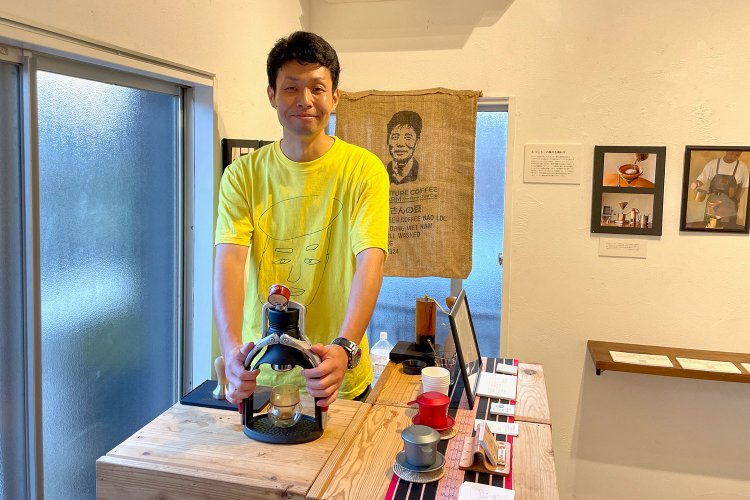 ROKという手動エスプレッソマシンを操る竹内英雄さん。