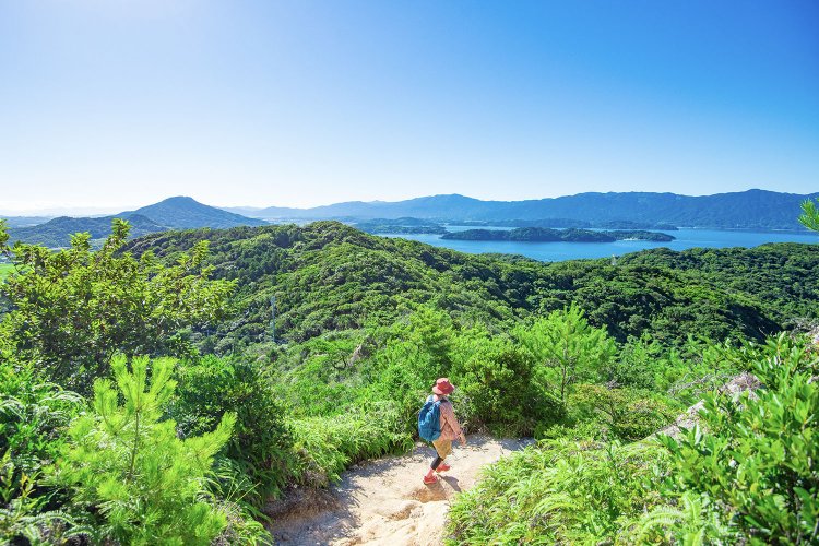 福岡県の糸島にそびえる立石山。山頂から約15分の展望スポットを目指す（撮影＝玉村恵理子）。