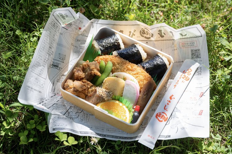 山あるきには、地元で人気のお弁当などを買って出かけよう。（撮影＝中野一行）。