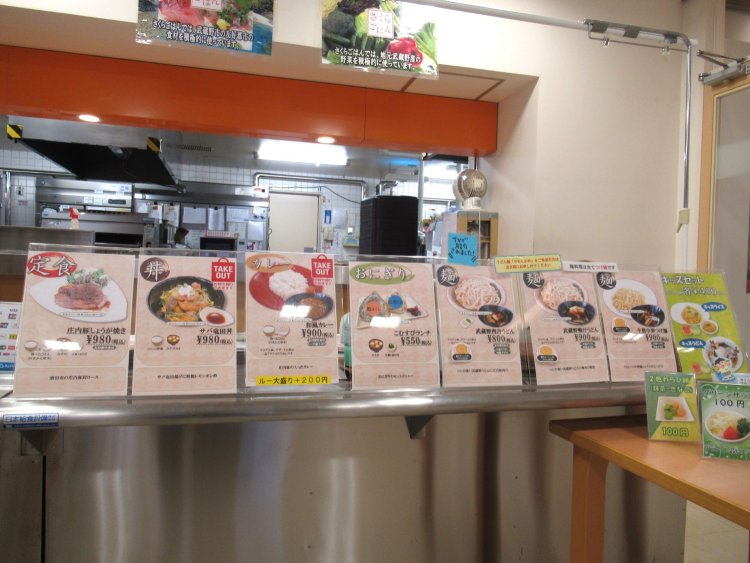 受付カウンターにもメニューが並ぶ。