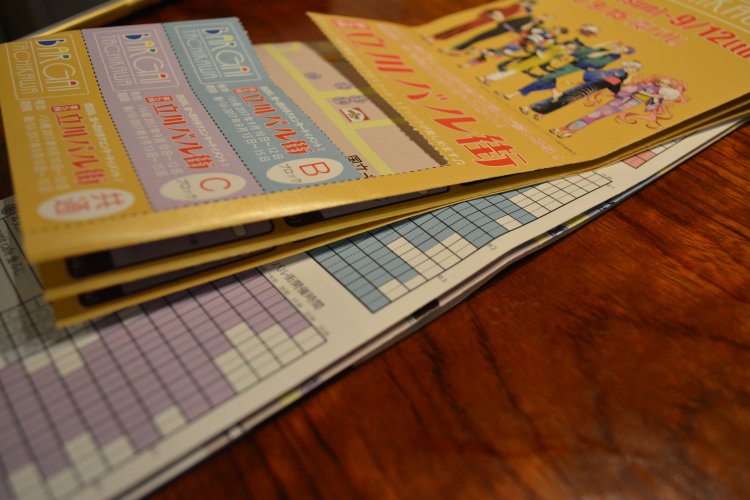 指定のブロックが記されたチケットを手に、街を散策しながらお店を探そう。