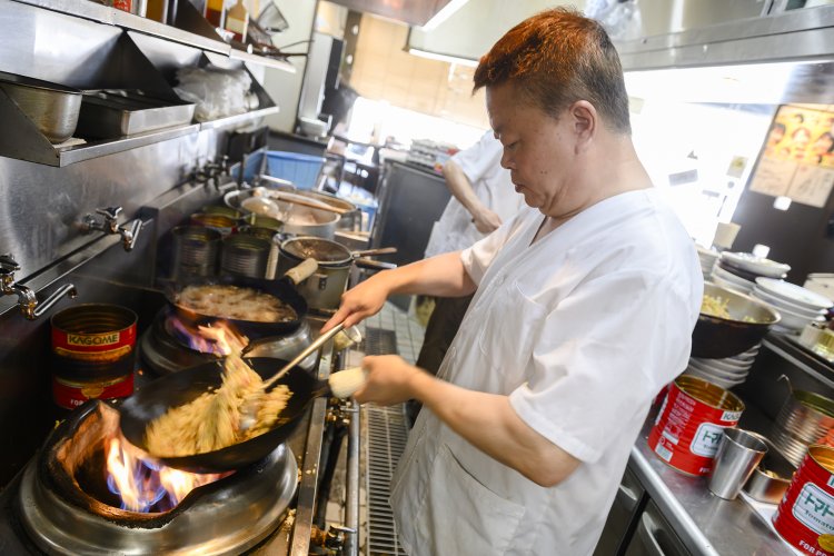 先代の頃から働く中国出身料理人も。