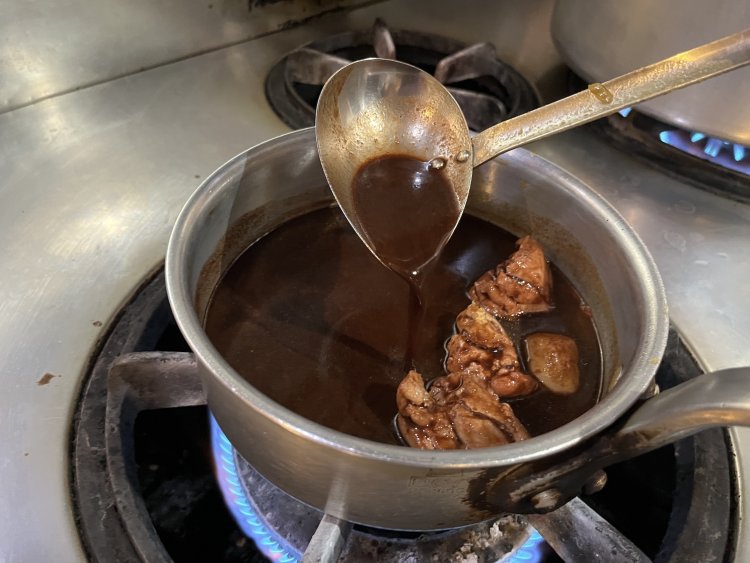 見た目はシャバシャバのルー。濃い色のルーがいかにも辛そうだ。