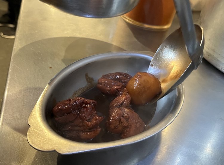 よく煮込まれた大きな鶏もも肉とジャガイモ。ゴロンとして食べ応えがありそうだ。