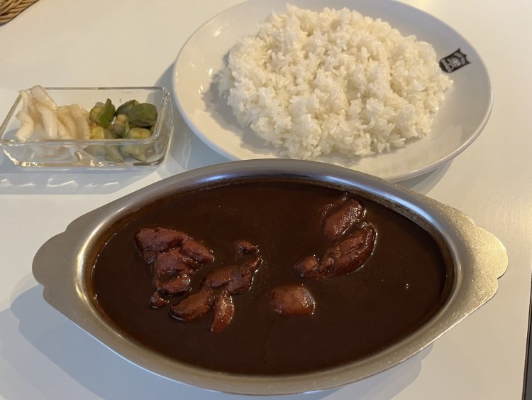 付け合わせのタマネギとキュウリの酢漬け、ごはんとともにテーブルへ到着。