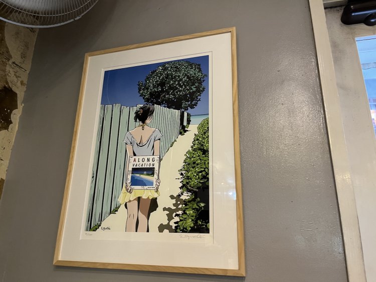 店内の壁には旧店のファンだった漫画家・江口寿史さんのリトグラフも。