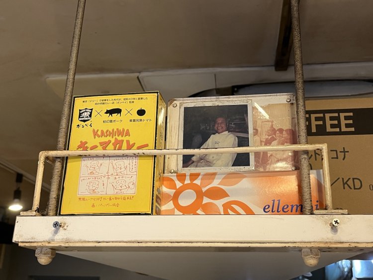 初代店主・鈴木忠夫さんの写真がさりげなく店内に飾られている。