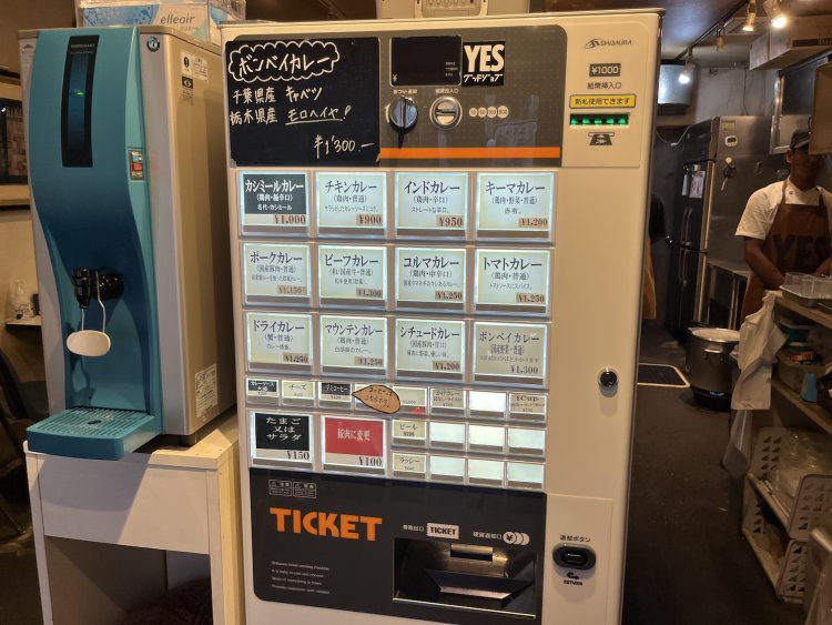 創業当時からあるカシミールカレーは今でも人気ナンバーワンだ！