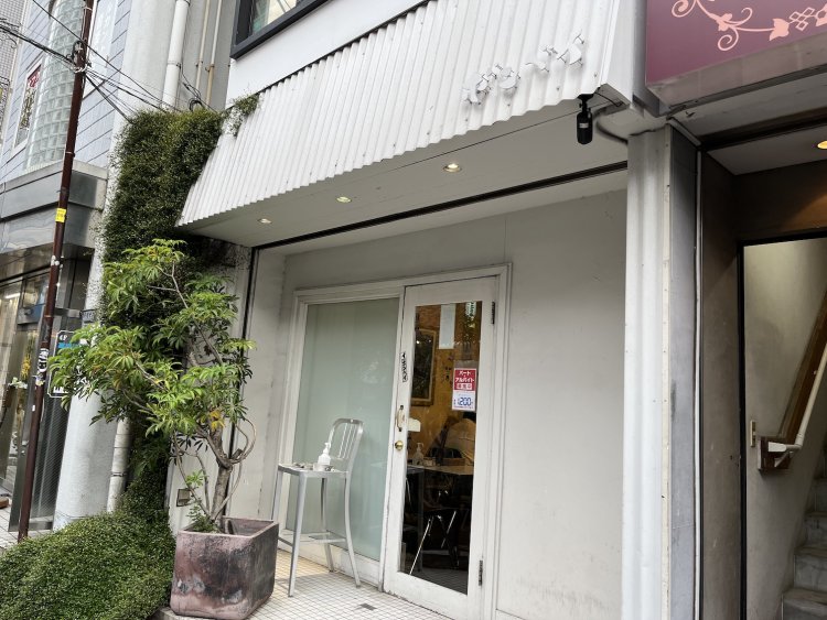 屋根も壁も、看板まで真っ白な外観。