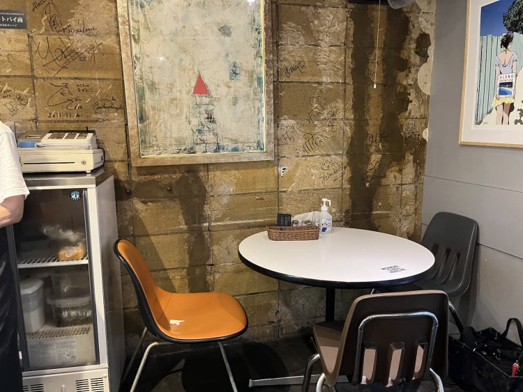 店内の壁にはサインやさまざまな絵が飾られている。