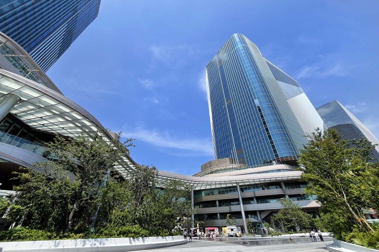 中心の広場、Gateway Park。商業施設「NEWoMan TAKANAWA」は2025年9月12日にオープンしたばかりだ。