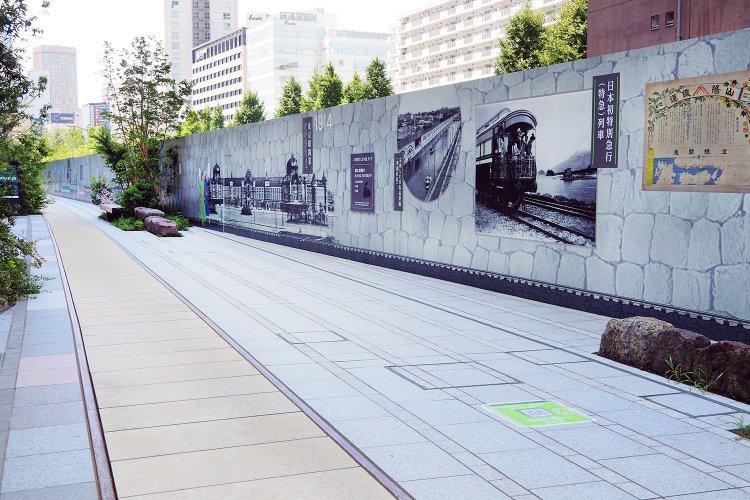 鉄道の歴史をたどれる「高輪リンクライン」。施設の西側を南北に通る。