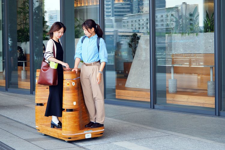 スイスイ進む自動走行モビリティに乗ってGateway Parkを散策してみるのもあり！