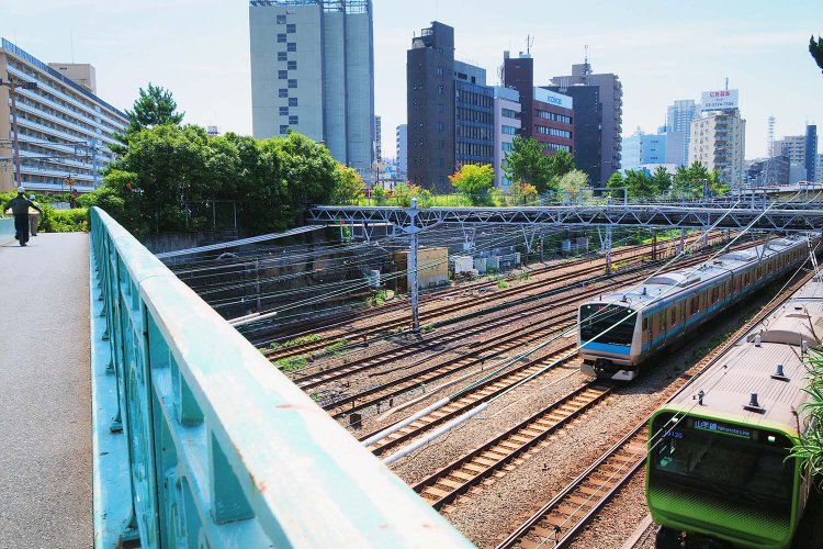 八ツ山橋から見下ろす線路。奥には第一京浜が線路を渡る新八ツ山橋も見える。