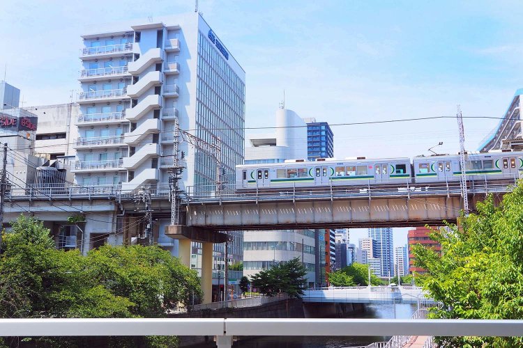 五反田駅に出入りする東急池上線の車両。