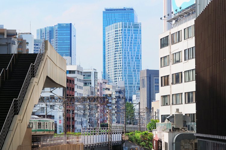 恵比寿駅の西口からは、渋谷のビル群が山手線の向こうに見える。