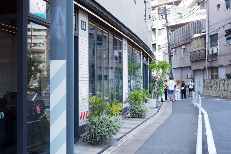 線路跡地にできた施設「渋谷ブリッジ」は、線路のカーブを生かしたデザイン。