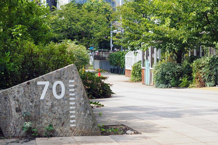 かつての高架橋の柱番号が記されたオブジェも。