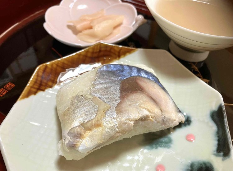 友人は棒ずしの状態ではなく、ひと口サイズで作る派。右奥の器の中身はもちろん、おかいさん。