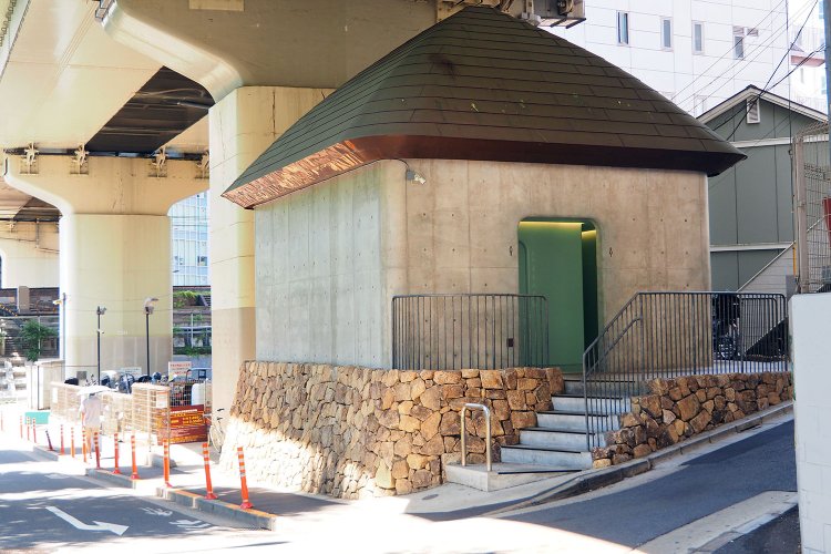 代々木駅の少し南、ひょっこり現れる公衆トイレ。