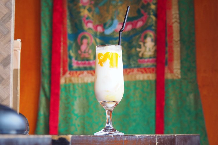 マンゴーラッシー495円。辛みのあるカレーにはやっぱりこれ。